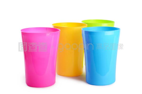 在白色背景下分離的塑料杯